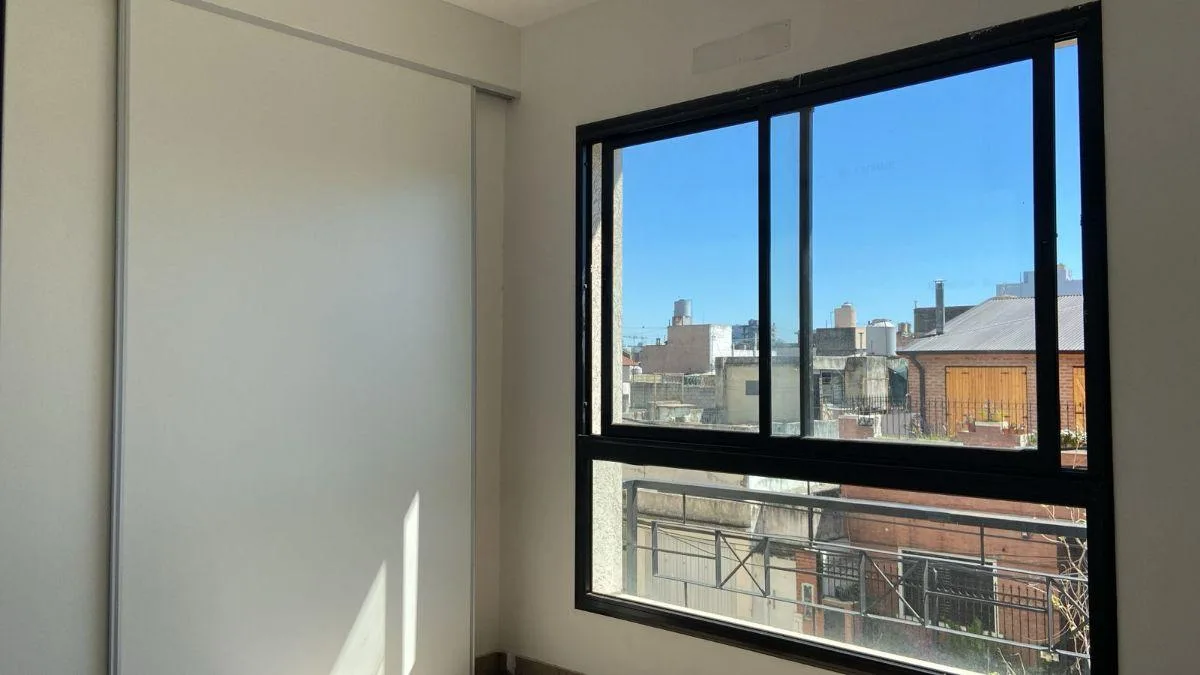 2 Ambientes de 42 m&sup2; con Amplio Placard en Edificio de Categoría