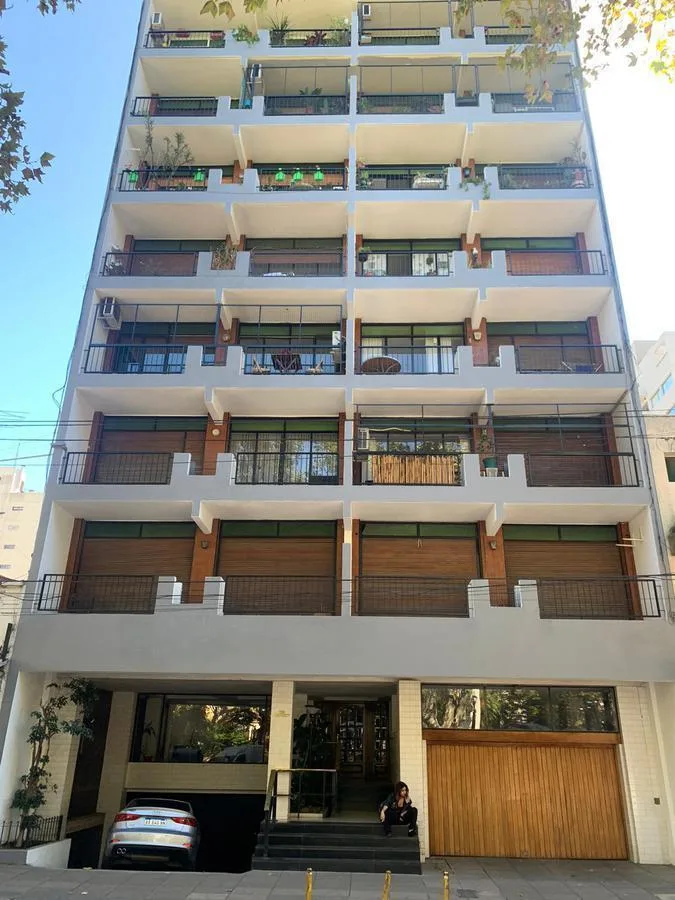 8vo piso, balcón y 3 dormitorios