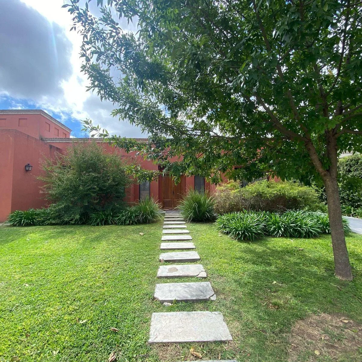 Casa com jardim e piscina