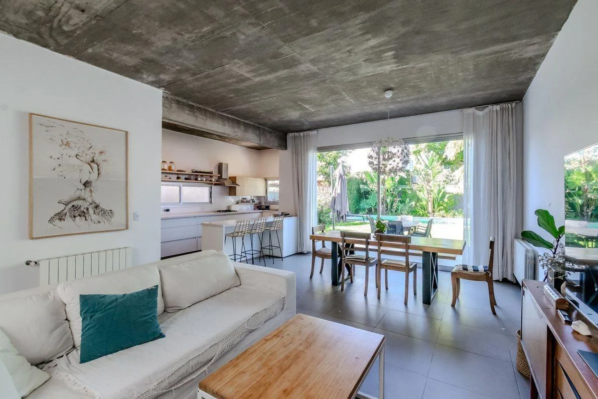 Casa en Alquiler 5 Ambientes Jardin y Pileta