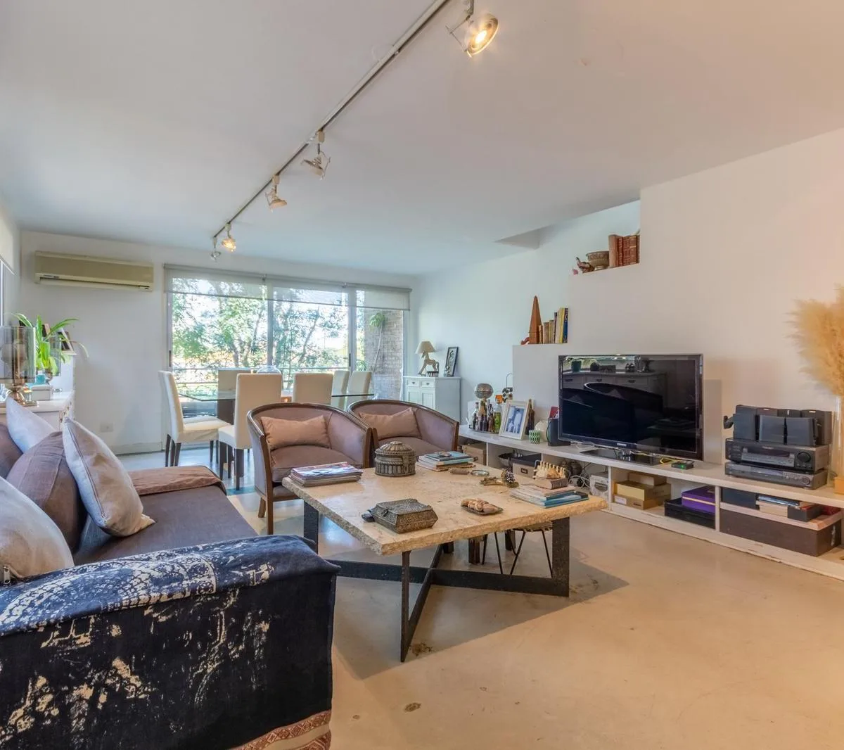 Triplex with 2 terraces and grill