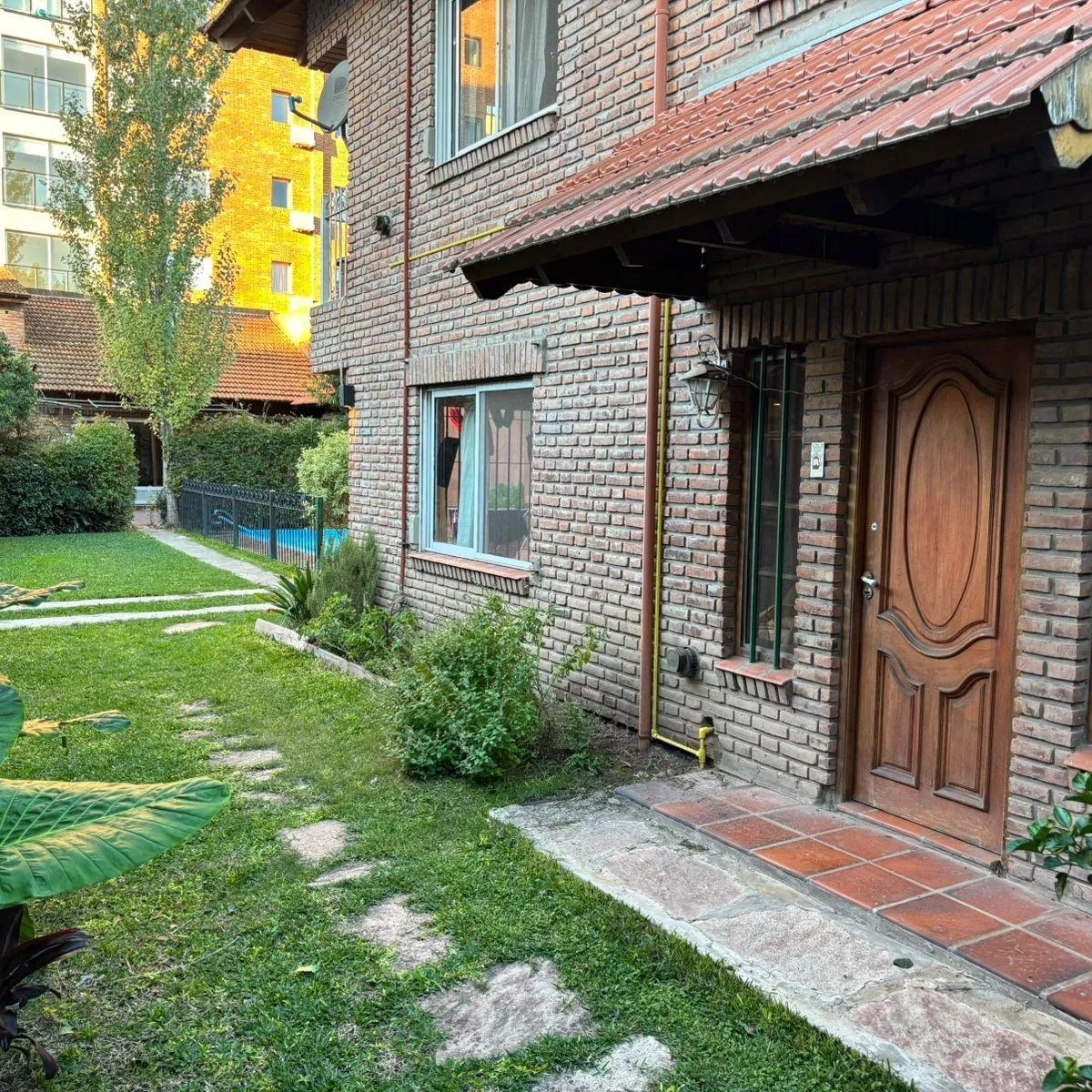 Casa en Alquiler – Excelente Ubicación