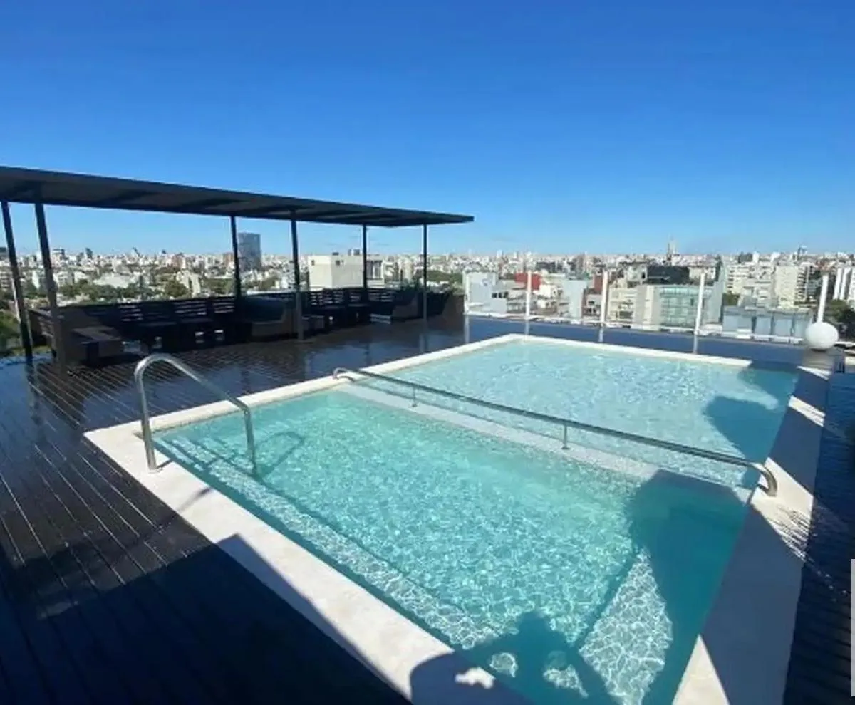 Monoambiente con balcón y pileta