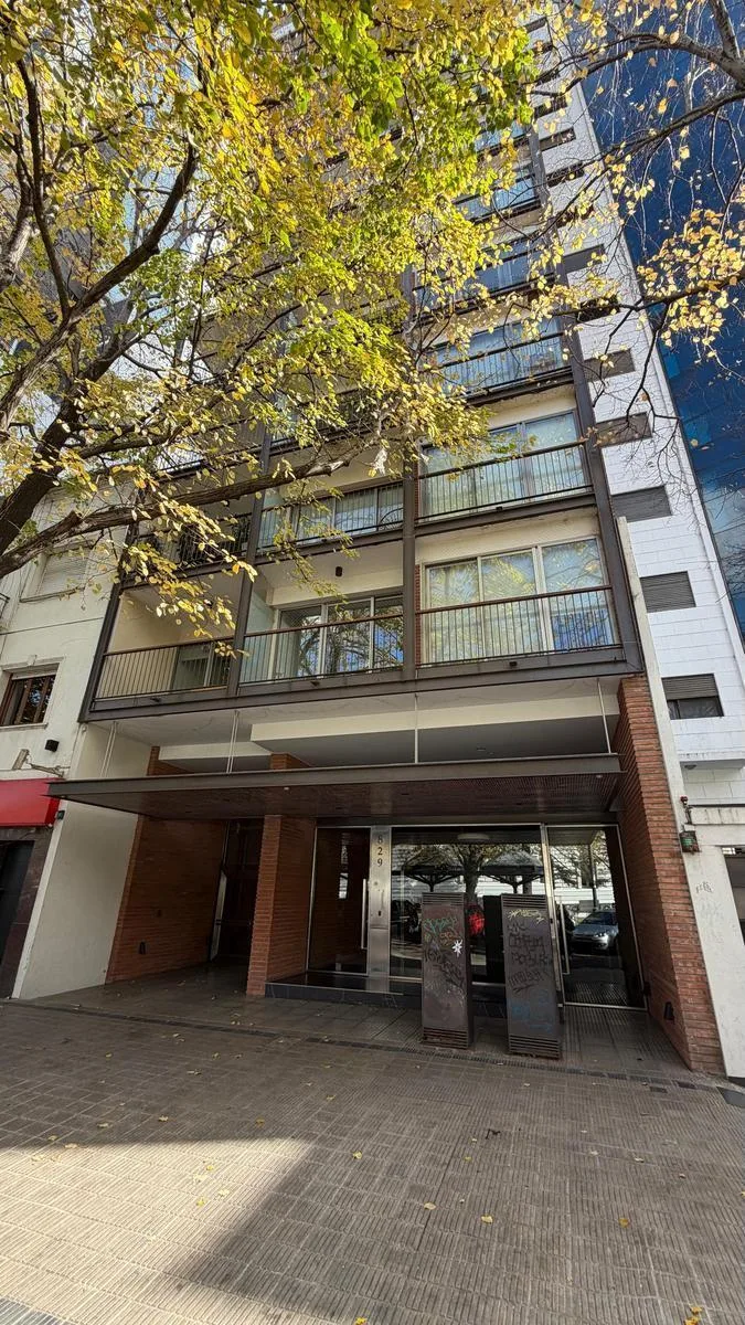 Departamento de 1 Dormitorio en Alquiler, Frente a Plaza Moreno