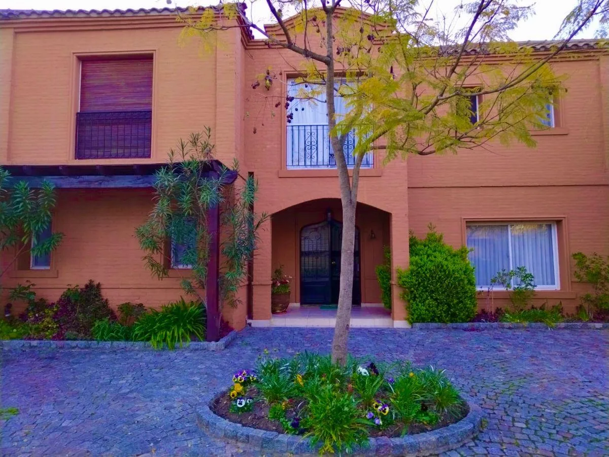 House with pool and quincho