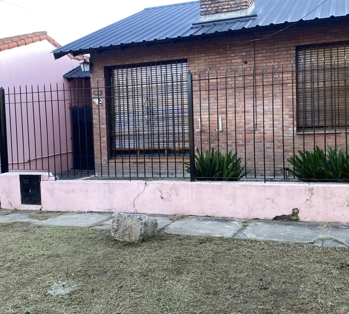 Casa de 2 Dorm. con Cochera, Cerca de Zona Comercial y Medios de Transporte