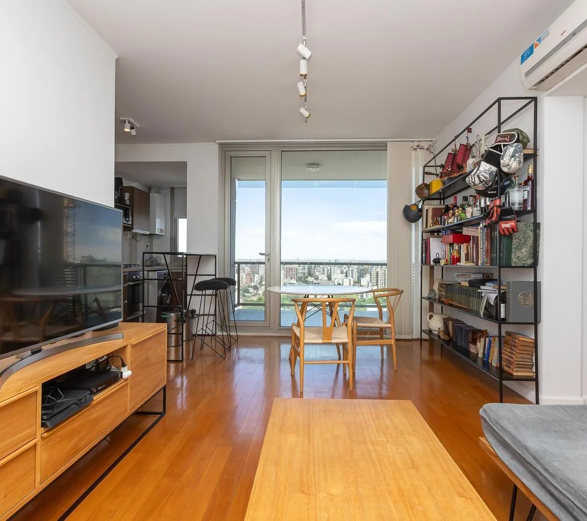2BR with balcony and parking