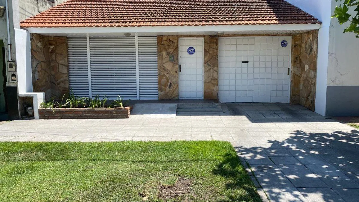 House with garden and parking