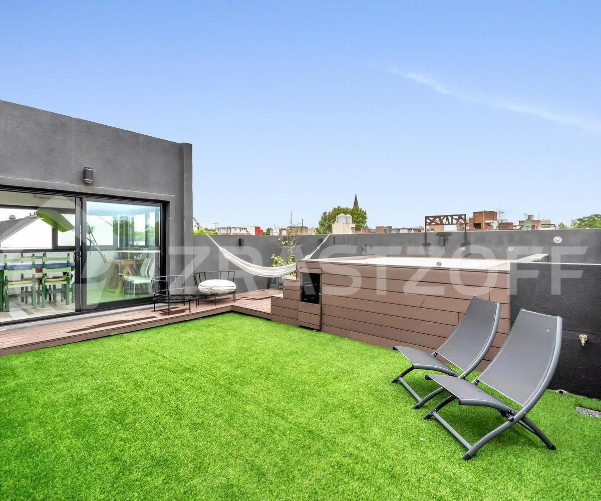 Casa en Venta de 5 Dorm. en San Isidro, Excelente Ubicación con 4 Plantas y Gran Parrilla