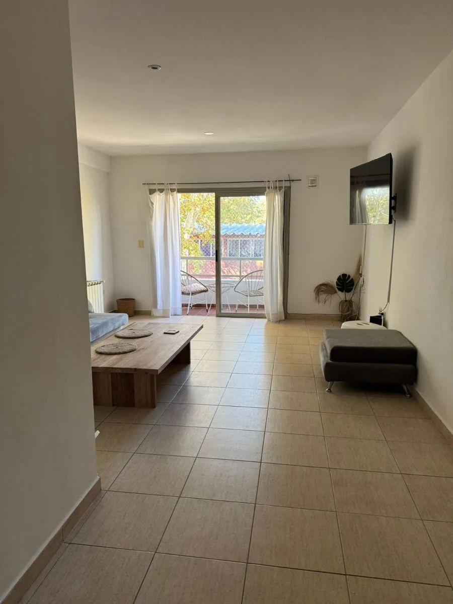 Excelente y Amplio Departamento de 2 Ambientes con Cochera
