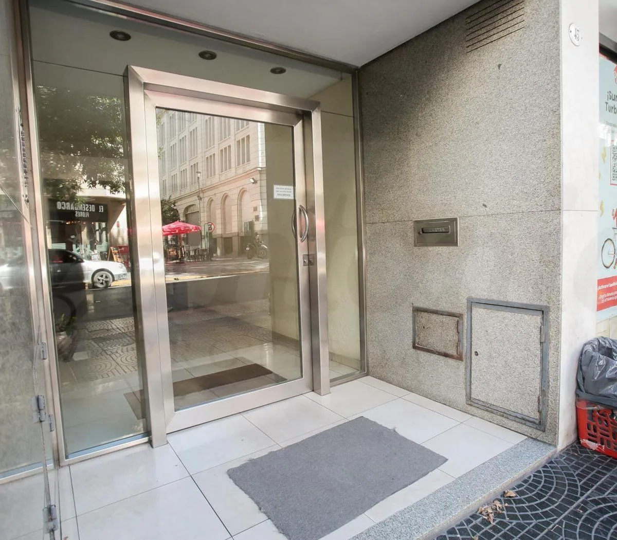 Departamento de 2 Ambientes a m de Av Rivadavia y La Plaza Flores - Zona Comercial
