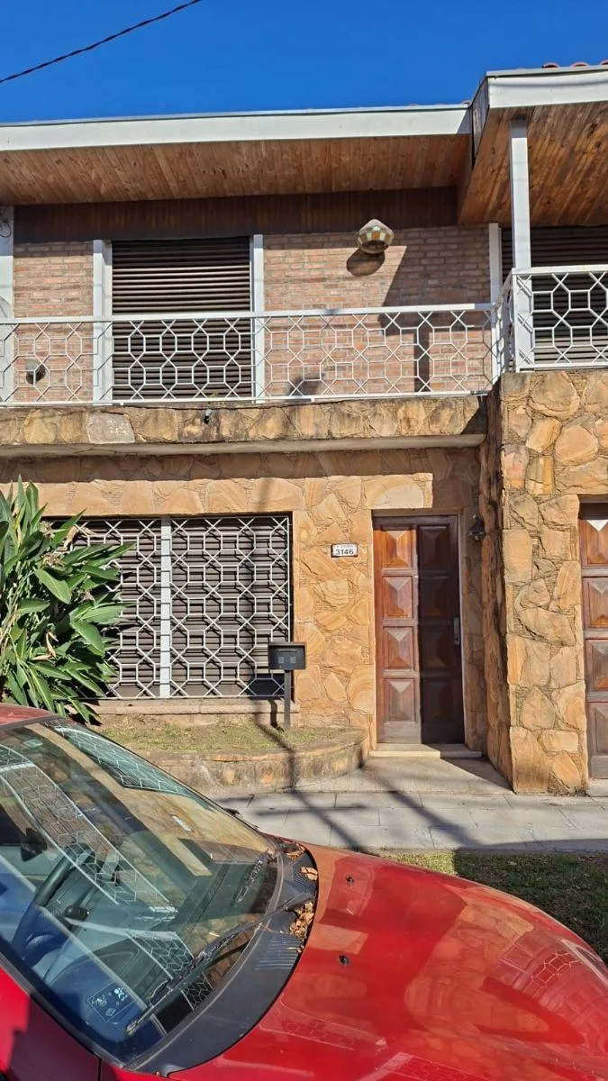 Hermoso Chalet en Dos Plantas con Cochera, Ptio Jdin Parrilla y Vivda Multiuso Al Fdo
