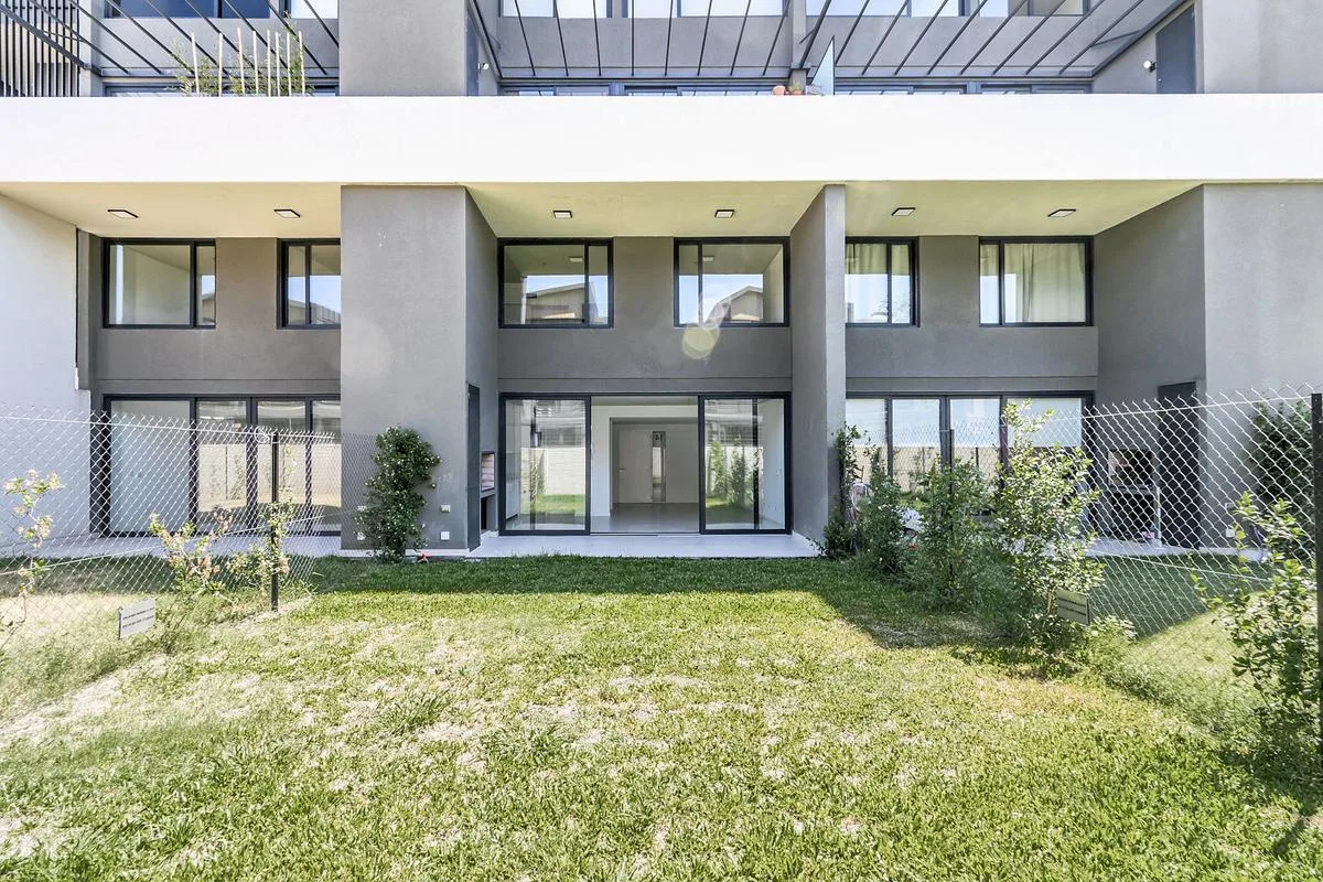 Ground-floor garden and grill