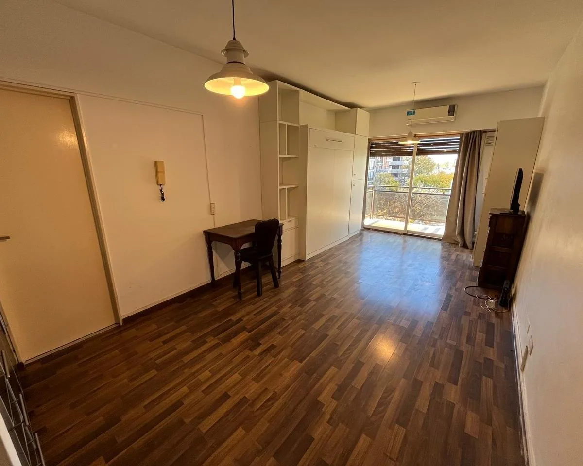 Belgrano C – Monoambiente Luminoso con Amplio Balcón y Opción Amoblado