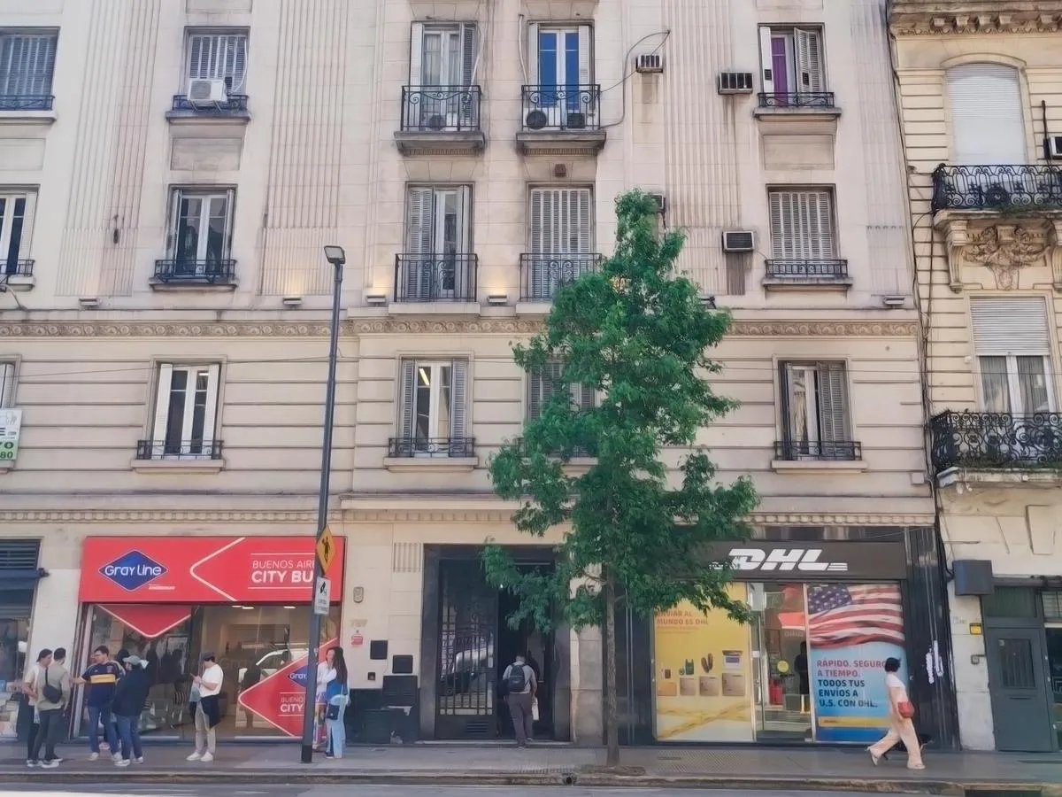Amplio Departamento de 110 m en Retiro. Edificio de Categoría Estilo Francés