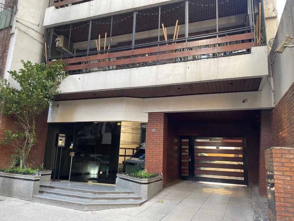 Piso de Cuatro Ambientes con Dependencia, Lavadero y Cochera