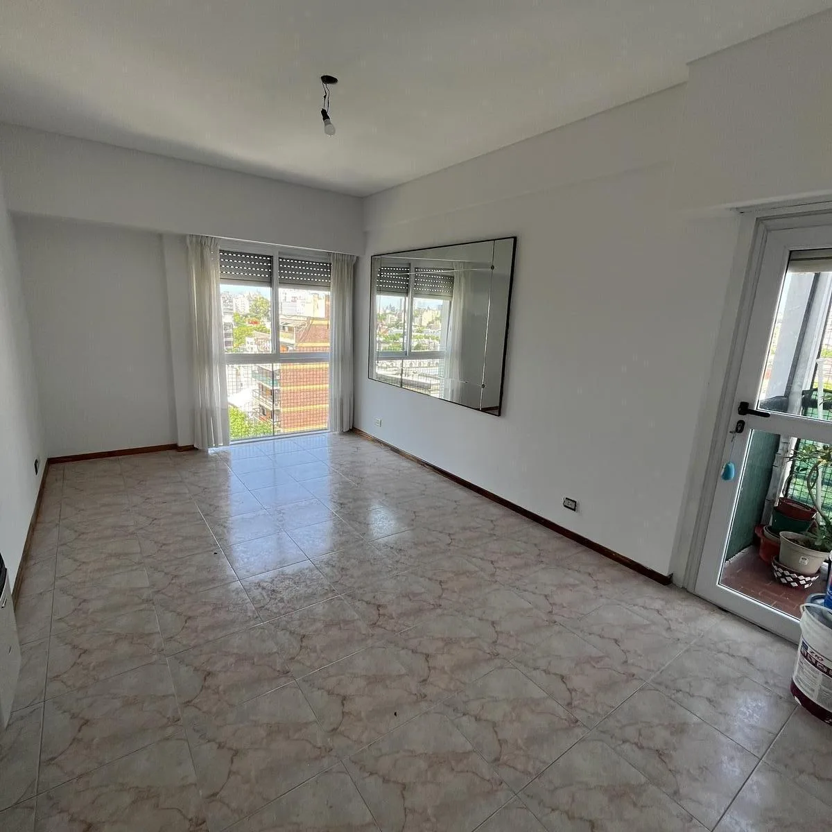 Departamento 2 Ambientes Muy Comodo con Balcon Corrido, en Alquiler