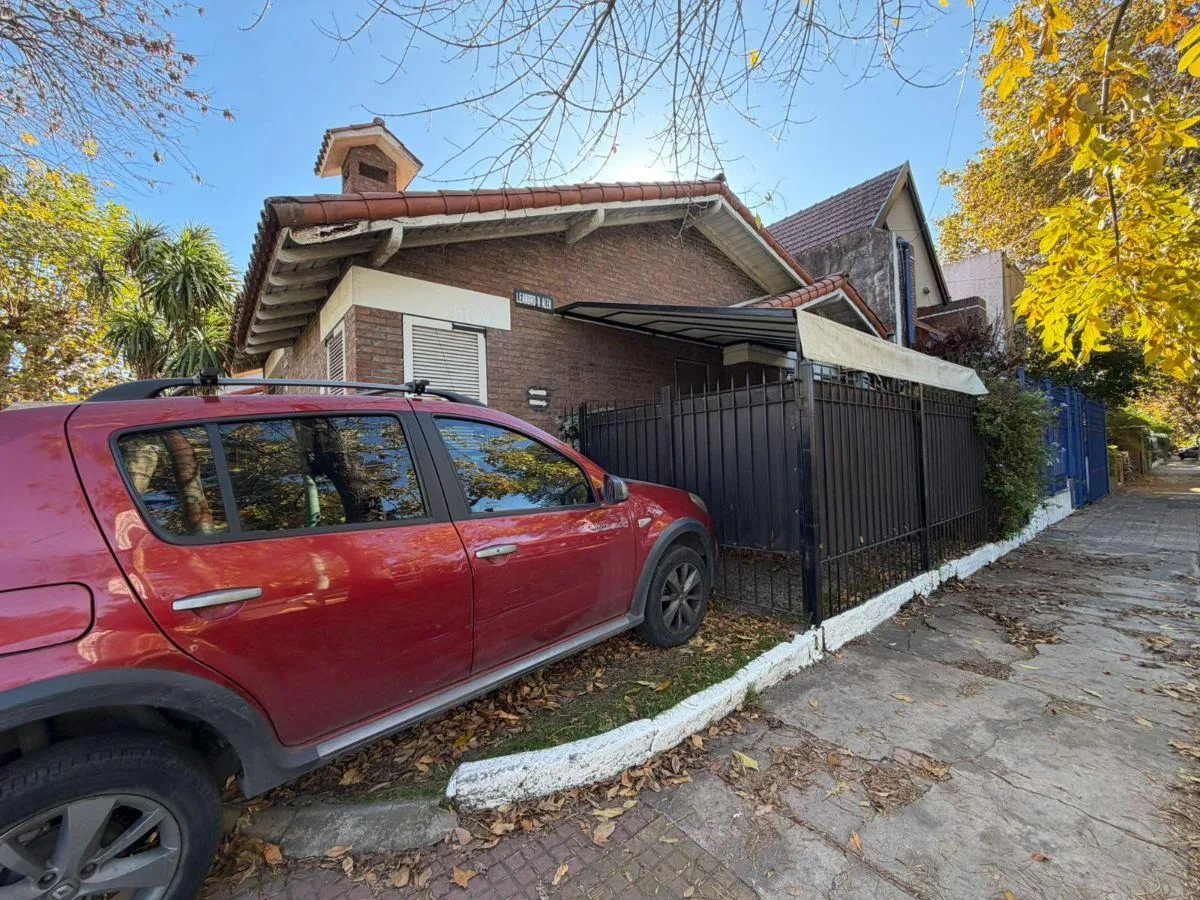 Casa 2 dorm, pátio e escritório