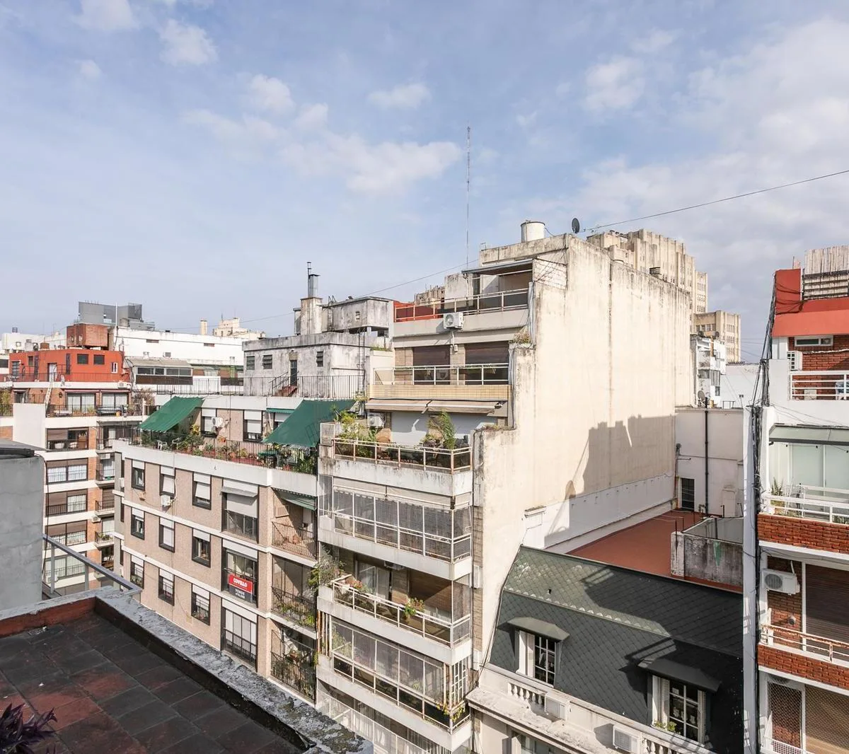 Alquiler - Monoambiente Al Frente en Piso Alto Sobre Ayacucho Al 1000 en Recoleta