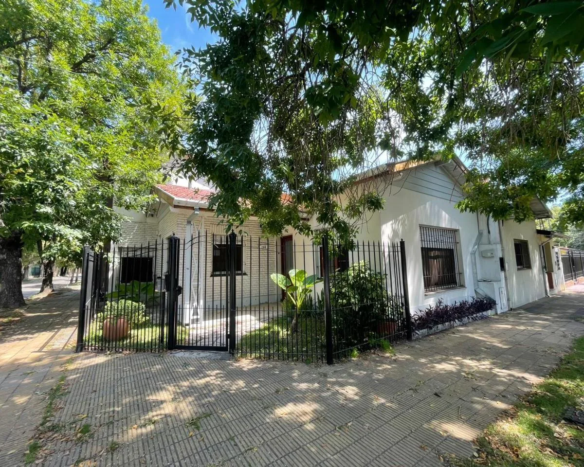J. Rosso 299, Esq. E. Correa, Temp. - Casa 5amb, Pileta, Garage, Excelente Ubicación