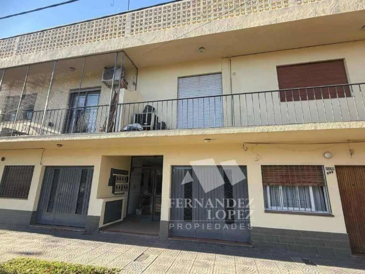 Departamento de 3 Ambientes en Primer Piso por Escalera