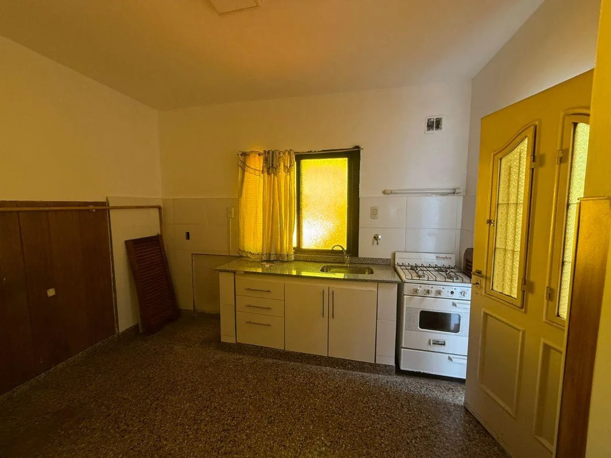 Departamento de Piso Completo Sin Expensas y con Patio en Piñeyro