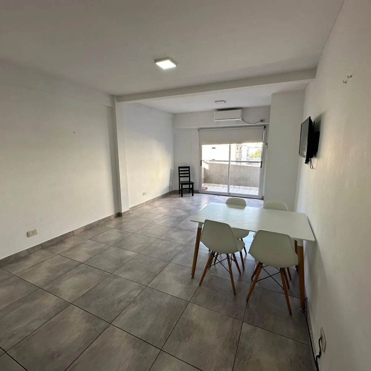 Departamento Monoambiente con Balcón en Alquiler, Balvanera. Servicios Incluidos en La Expensas