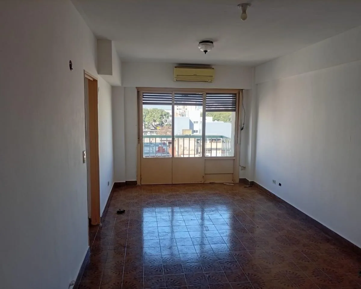 Amplio Semipiso de 4 Ambientes Al Frente con Balcón Corrido – Liniers