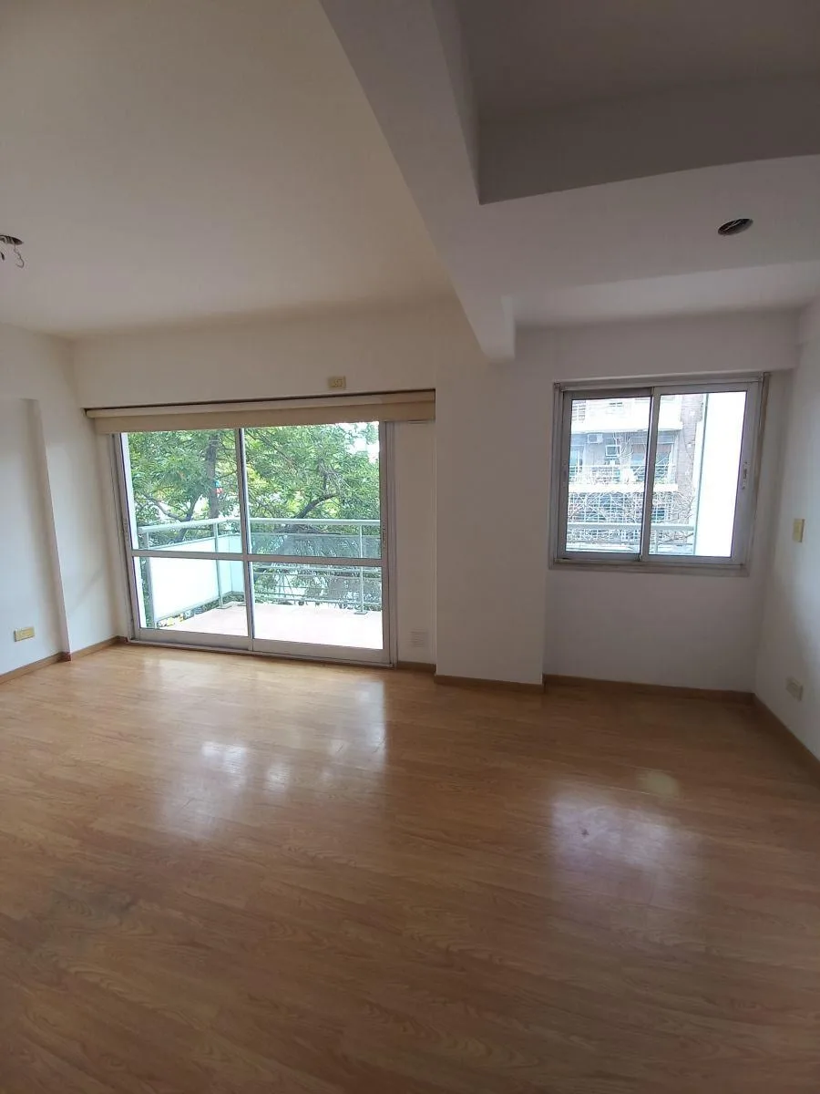 1 ambiente con balcón y pileta