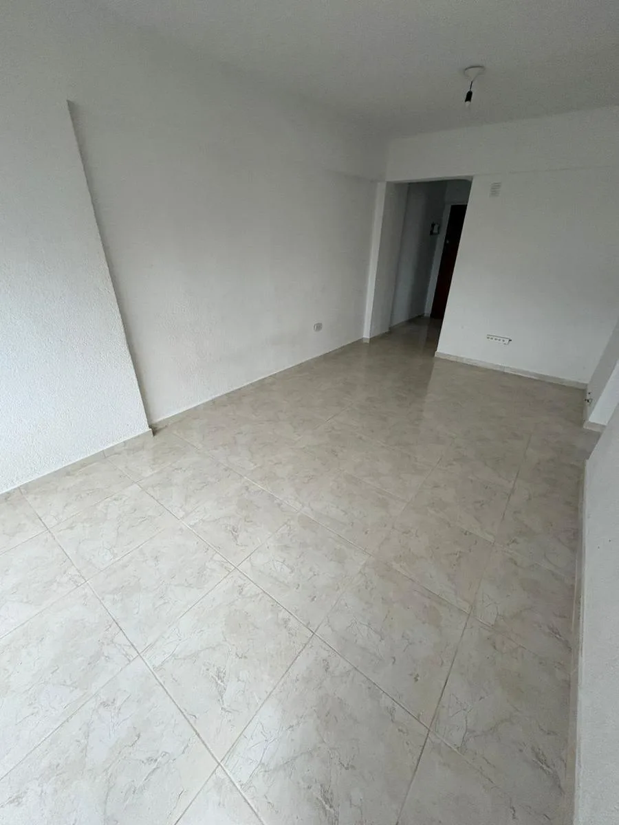 2 dormitorios, frente, baño completo