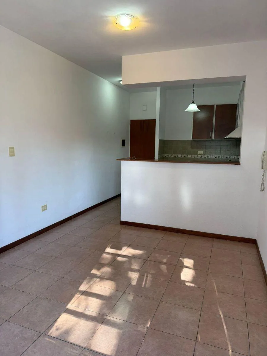 Departamento en Alquiler C/ Cochera en Lanús Este