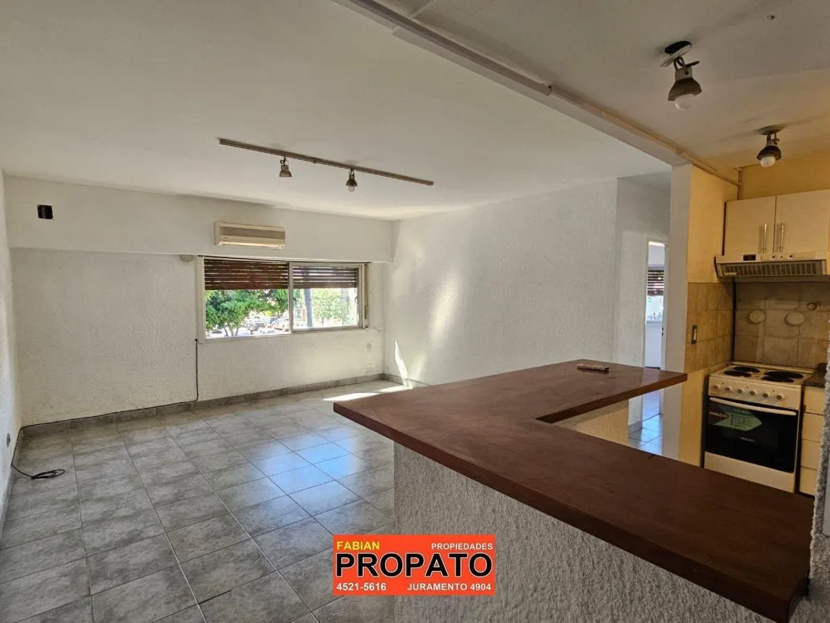 Amplio Depto de 3 Ambientes Todo Al Frente en un 1° Piso por Escalera, Baño Completo y Toilette!