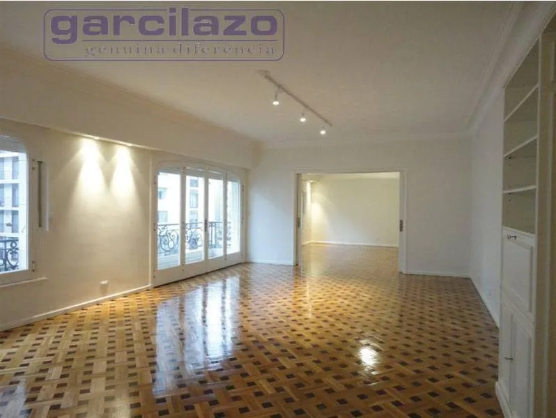 Piso en Edificio Francés de Gran Categoría. Vigilancia, Cuatro Dorm