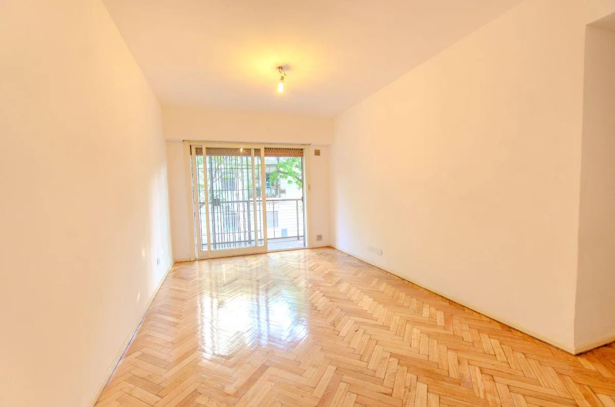 Departamento 3 Ambientes Al Frente con Balcón - Muy Buen Estado y Ubicación
