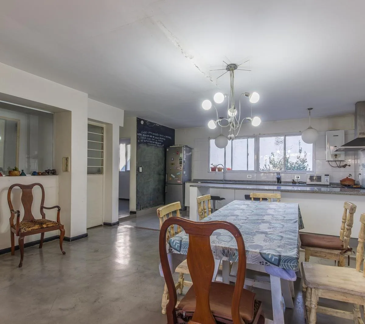 Casa Única en Chacarita con 3 Plantas y Fondo con Parrilla y Quincho