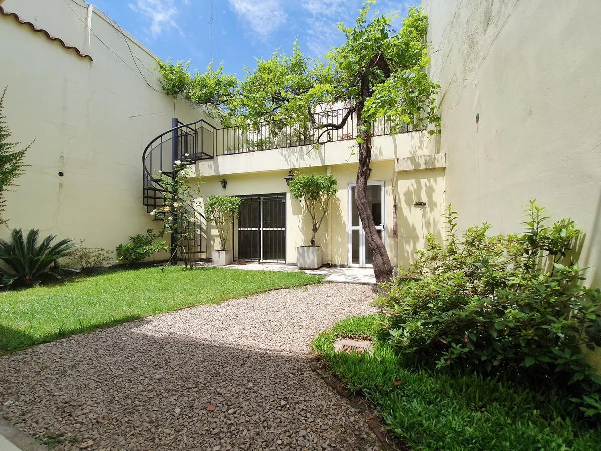 Casa com 3 quartos e jardim