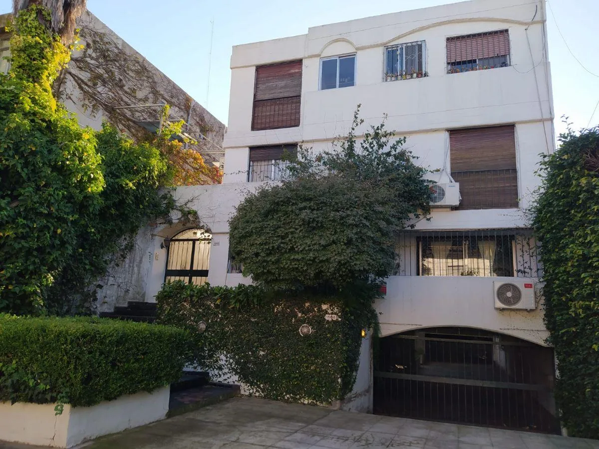 Departamento en Dúplex a 2 Cuadras Av con Cochera Cubierta