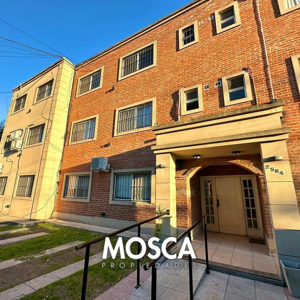 Alquilo Dos Ambientes con Cochera Moreno Centro
