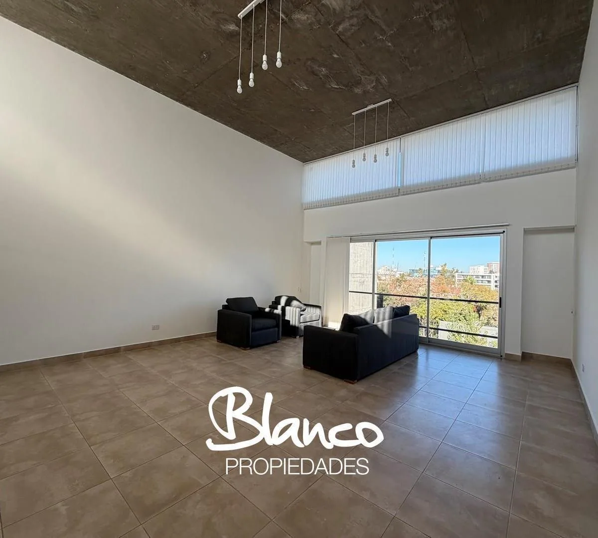 Studio pé-direito duplo em Pilar