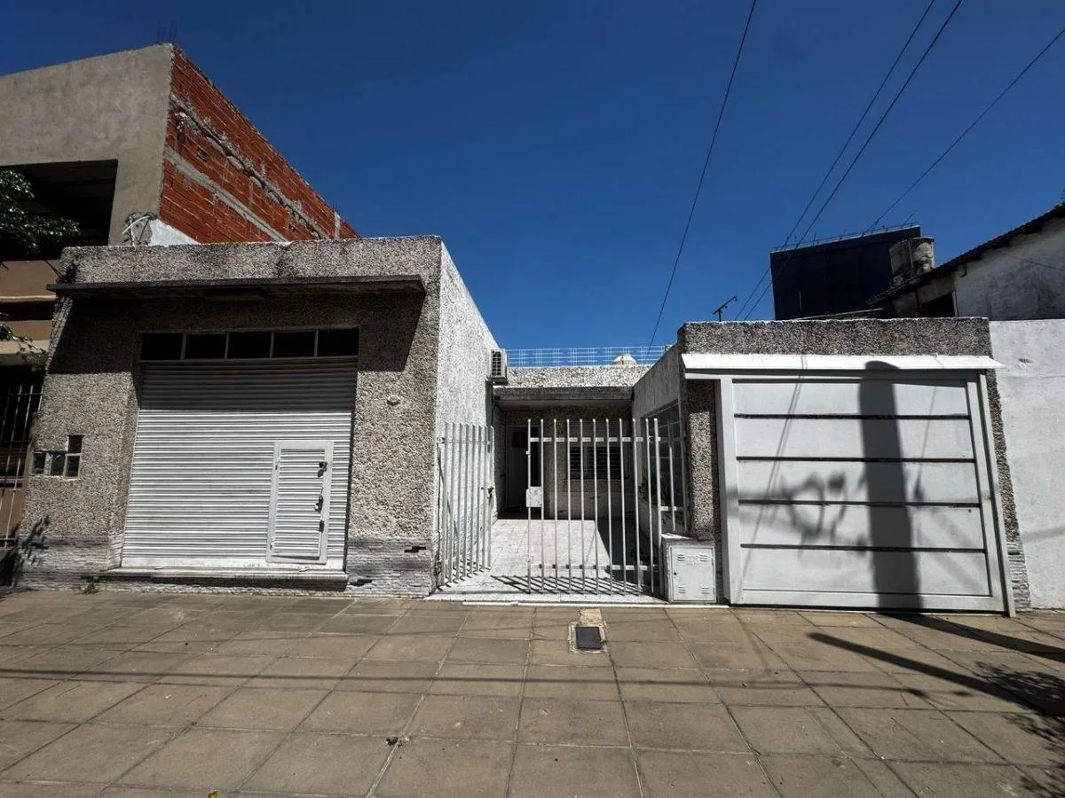 Casa 2 dormitorios, patio y garaje