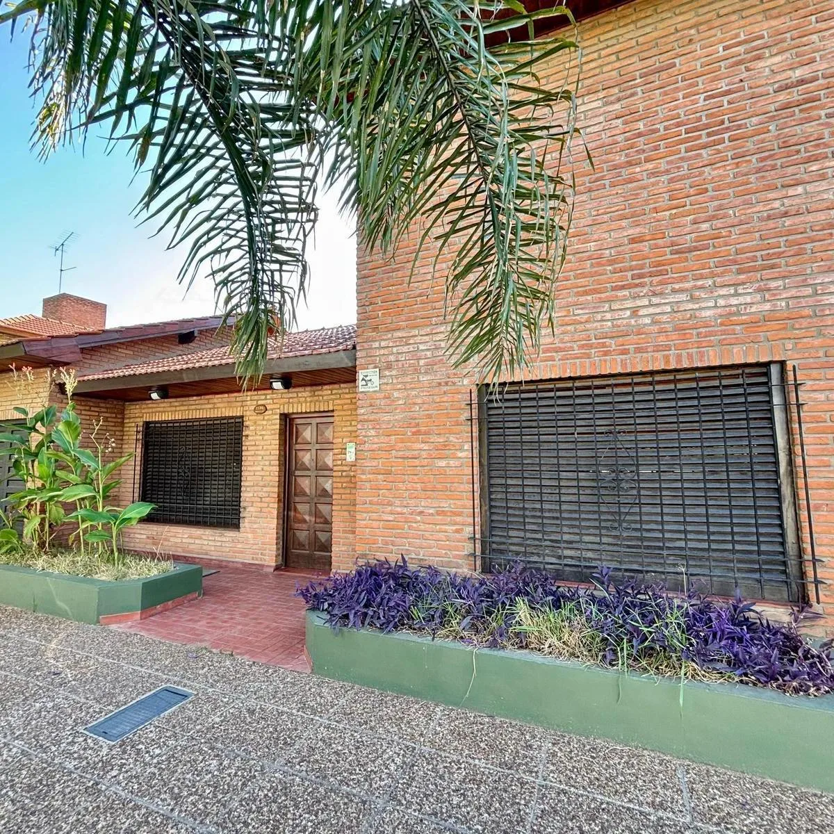 Alquiler Casa 5 Ambientes con Cochera en Banfield Este