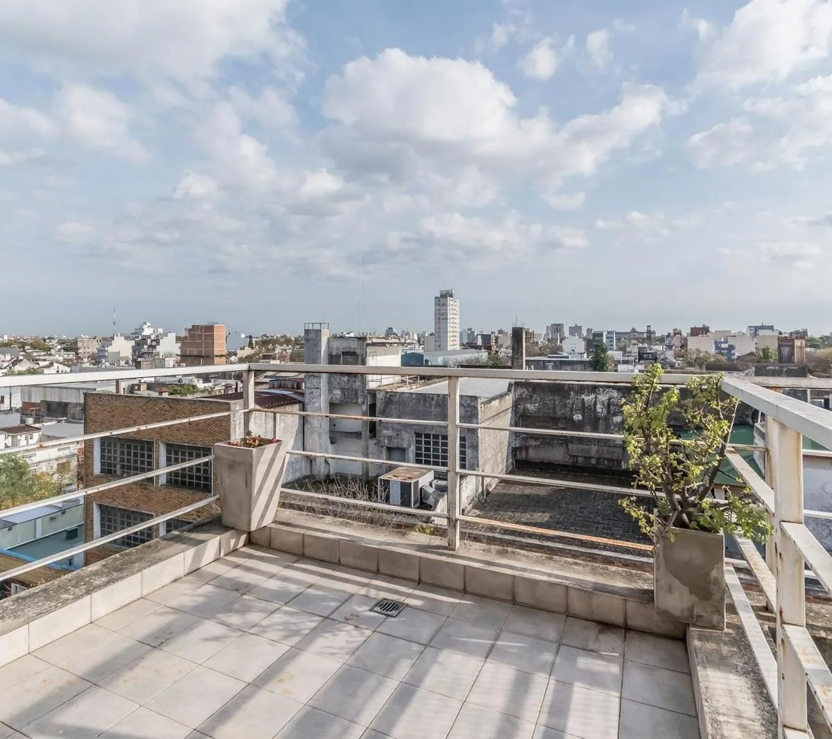 Alquiler Departamento Monoambiente Al Frente con Balcón - Piso Alto - Amenities: Pileta - Monte Castro