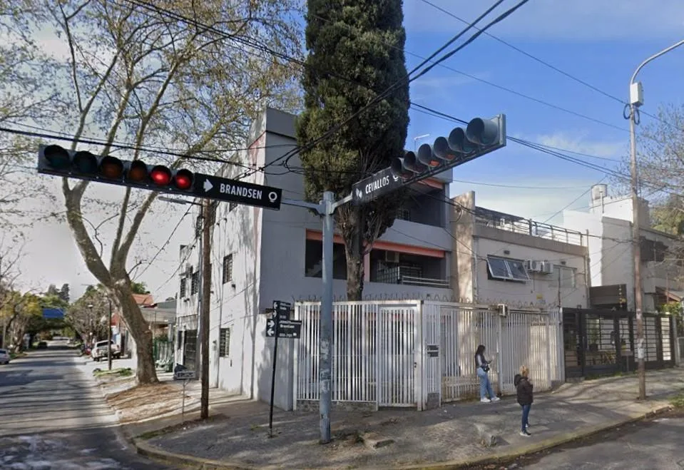 Alquiler - Piso 3 Ambientes con Cochera en Brandsen Esq. Cevallos - Sin Expensas