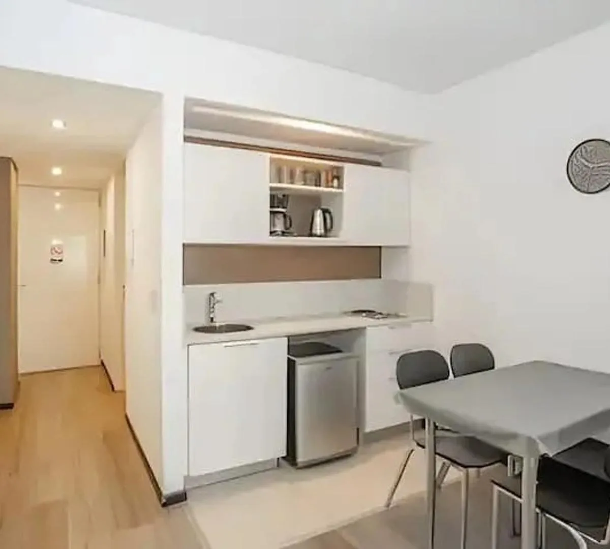 Monoambiente amoblado con balcón