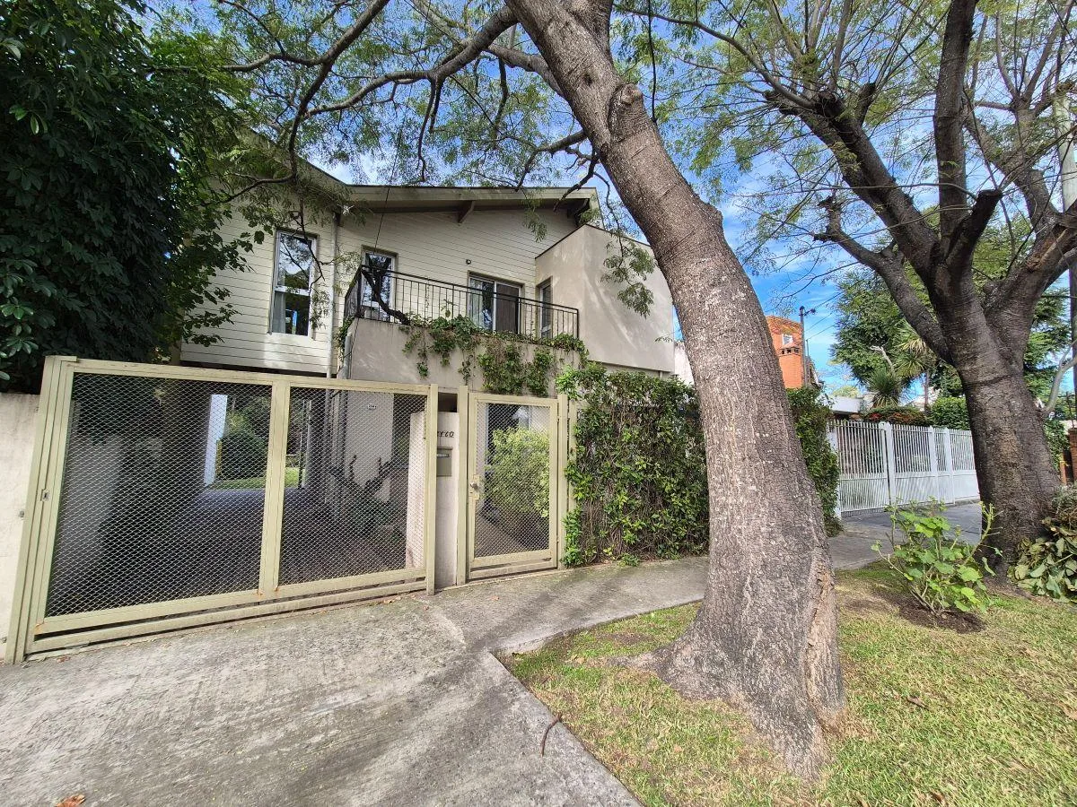 Casa 3 Dorm., Excelente Estado. Sobre Amplio Lote de 10x52