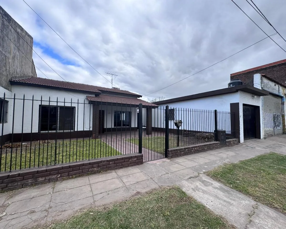 Casa com jardim e piscina