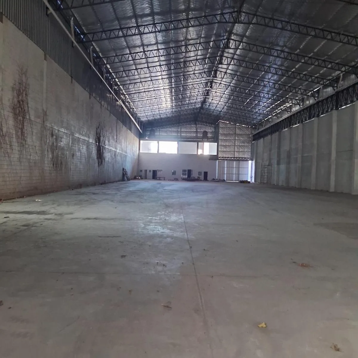 Armazém industrial 2500 m², 14 m altura
