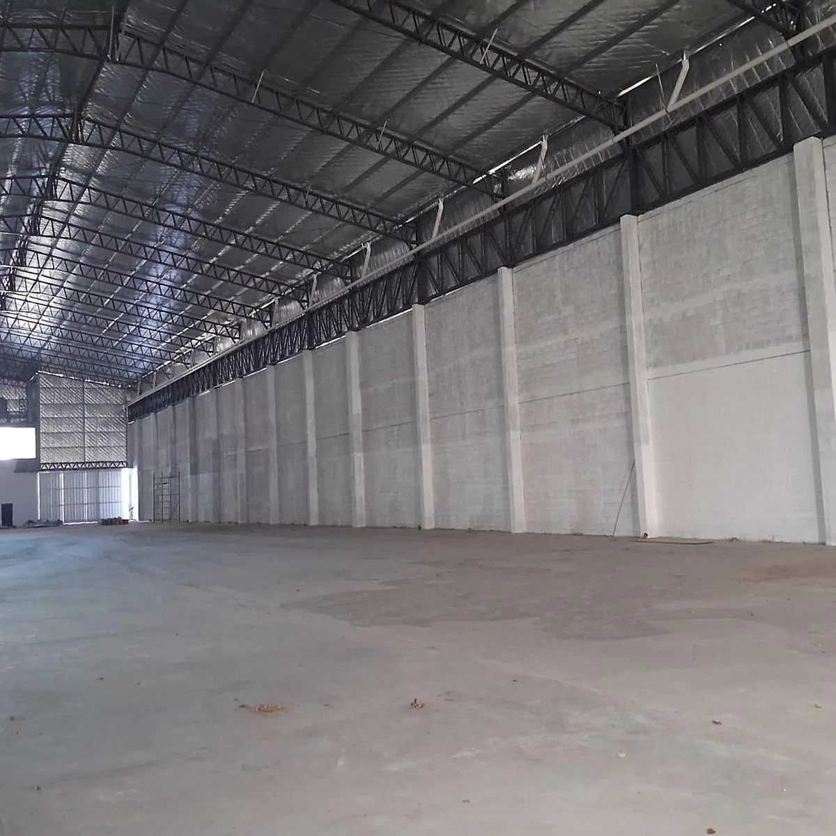 Depósito 2500 m², pé-direito 14 m
