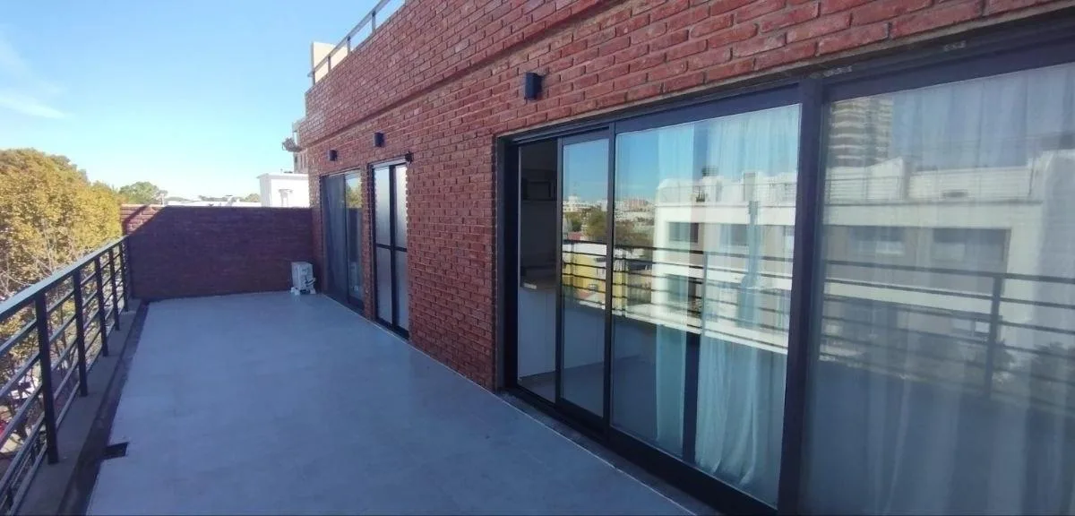 Luminoso Penthouse de 3 Ambientes en La Zona Más Verde y Tranquila de La Ciudad. Edificio con Pilet