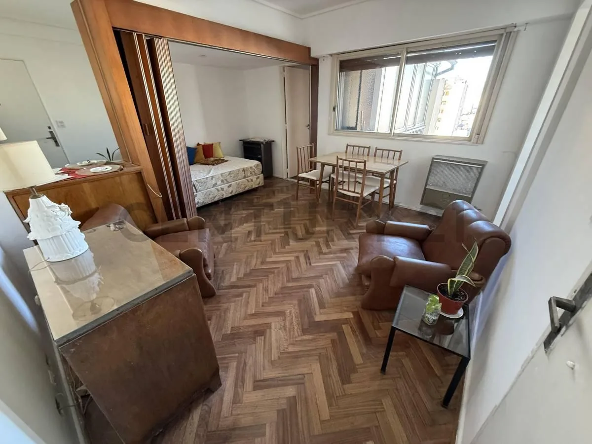 Alquiler Monoambiente Luminoso en Piso Alto con Cocina Separada y Lavadero